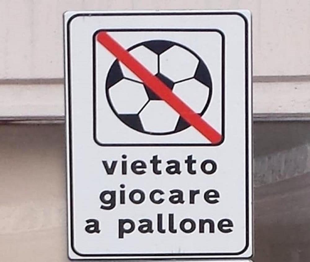 Divieto del gioco del pallone e altre attività che mettano in pericolo l'incolumità delle persone o che possano arrecare danni a beni pubblici e privati in Piazza Enrico Quaranta